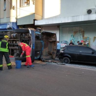 Caminhão desgovernado provoca acidente em Carlos Barbosa