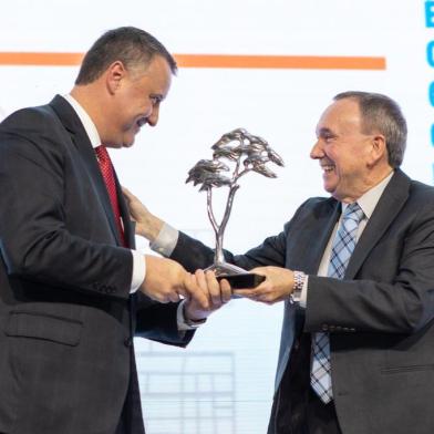  o presidente da marca, Clovis Tramontina, entregou uma árvore de metal para o prefeito da cidade, Evandro Zibetti