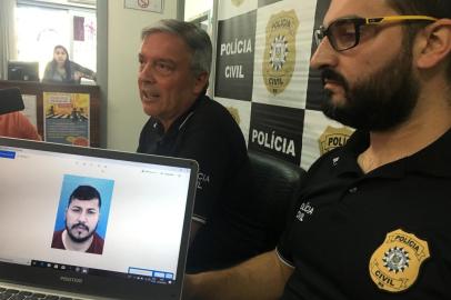 O apenado Valdeni Alves da Silva foi apontado como líder da facção Os Abertos que tem aumentado o número de homicídios em Bento Gonçalves. A investigação demonstrou que, por celular, ele ordenou o ataque ao Bar dos Amigos, que resultou em cinco mortes no dia 7 de junho. Coletiva de imprensa com o delegado Álvaro Becker.