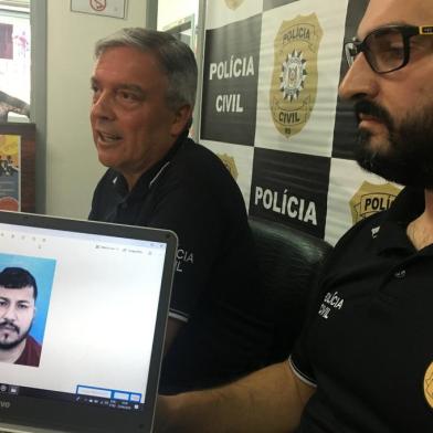 O apenado Valdeni Alves da Silva foi apontado como líder da facção Os Abertos que tem aumentado o número de homicídios em Bento Gonçalves. A investigação demonstrou que, por celular, ele ordenou o ataque ao Bar dos Amigos, que resultou em cinco mortes no dia 7 de junho. Coletiva de imprensa com o delegado Álvaro Becker.