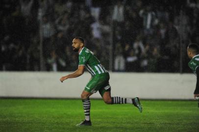 CAXIAS DO SUL, RS, BRASIL, 08/08/2019. Juventude x Tombense, jogo válido pela 16ª rodada do Grupo B da série C do Campeonato Brasileiro e realizado no estádio Alfredo Jaconi. Comemoração do segundo gol do Juventude, marcado pelo atacante Dalberto.  (Porthus Junior/Agência RBS)