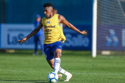 Lateral-esquerdo Cortez RS - FUTEBOL/TREINO GREMIO  - ESPORTES - Jogadores do Gremio realizam treino durante a tarde desta terca-feira, na preparaÃ§Ã£o para o Campeonato Brasileiro 2019. FOTO: LUCAS UEBEL/GREMIO FBPA