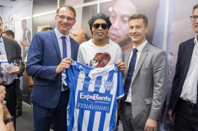  Em anexo, foto da presença do Ronaldinho Gaúcho na Wine South America, em Bento. Ele aparece com o presidente do Esportivo, Anderson Zanela, e o diretor-geral da Expobento, Rogério Capuani (D).Indexador: Augusto Tomasi