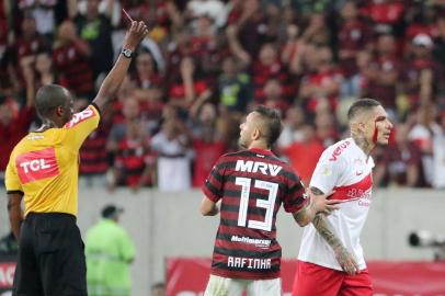 Brasileiro Championship - Flamengo v Internacional**USO SOMENTE IMPRESSO**Soccer Football - Brasileiro Championship - Flamengo v Internacional - Maracana Stadium, Rio de Janeiro, Brazil - September 25, 2019   Internacionals Paolo Guerrero is shown a red card by referee Luiz Flavio De Oliveira  REUTERS/Sergio Moraes ORG XMIT: AIMEXLocal: RIO DE JANEIRO ;Brazil