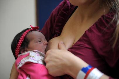  CAXIAS DO SUL, RS, BRASIL, 17/09/2019Legenda - Cuidados durante amamentação e alimentação de bebês Mãe - Denize Duarte, 31 anos - Consultora de VendasFilha - Jeovanna Antonella Duarte Fachinello, dois diasMédica - Maira Ester Soares De Carli - Coordenadora do Setor Pediátrico dA UCS(Lucas Amorelli/Agência RBS)