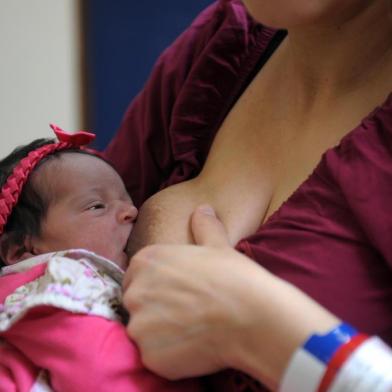  CAXIAS DO SUL, RS, BRASIL, 17/09/2019Legenda - Cuidados durante amamentação e alimentação de bebês Mãe - Denize Duarte, 31 anos - Consultora de VendasFilha - Jeovanna Antonella Duarte Fachinello, dois diasMédica - Maira Ester Soares De Carli - Coordenadora do Setor Pediátrico dA UCS(Lucas Amorelli/Agência RBS)