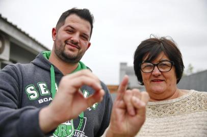  CANOAS, RS, BRASIL, 20-09-2019: Henrique Dorneles Pifer, 27 anos, que perdeu a audição quando era um bebê de um ano e quatro meses, e sua mãe, Edite Dorneles, 62 anos. Fotos para matéria do Dia Mundial da Surdez (FOTO FÉLIX ZUCCO/AGÊNCIA RBS, Editoria SuaVida).