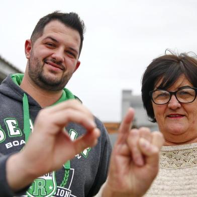  CANOAS, RS, BRASIL, 20-09-2019: Henrique Dorneles Pifer, 27 anos, que perdeu a audição quando era um bebê de um ano e quatro meses, e sua mãe, Edite Dorneles, 62 anos. Fotos para matéria do Dia Mundial da Surdez (FOTO FÉLIX ZUCCO/AGÊNCIA RBS, Editoria SuaVida).