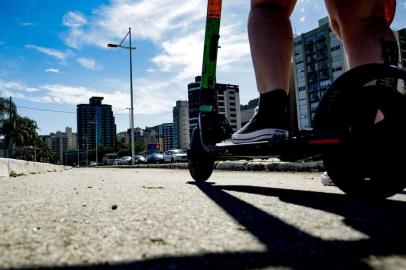  FLORIANÓPOLIS, SC, BRASIL, 17.01.2019: Moradores e turistas utilizam do aluguel dos patinetes elétrico tanto para locomoções mais objetivas, de trajeto curto no centro histórico, quanto para diversão. (Foto: Diorgenes Pandini/Diário Catarinense)Indexador: Diorgenes Pandini