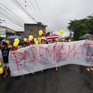 Protestors make their way to the funeral of eight-year-old Agatha Sales Felix, who was killed by a stray bullet during a police operation at the Alemao complex slum, in Rio de Janeiro, Brazil, on September 22, 2019. - Felix died during a confrontation between alleged drug traffickers and police officers on September 21. (Photo by Carl DE SOUZA / AFP)