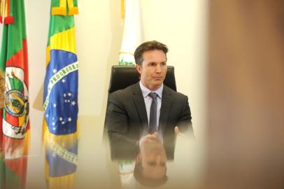  CAXIAS DO SUL, RS, BRASIL, 31/01/2017. Prefeito de Caxias do Sul, Daniel Guerra (PRB), faz o balanço de seu primeiro mês à frente da prefeitura da cidade. A conversa foi no gabinete do prefeito. (Diogo Sallaberry/Agência RBS)