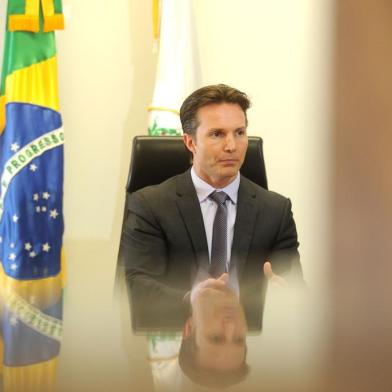  CAXIAS DO SUL, RS, BRASIL, 31/01/2017. Prefeito de Caxias do Sul, Daniel Guerra (PRB), faz o balanço de seu primeiro mês à frente da prefeitura da cidade. A conversa foi no gabinete do prefeito. (Diogo Sallaberry/Agência RBS)