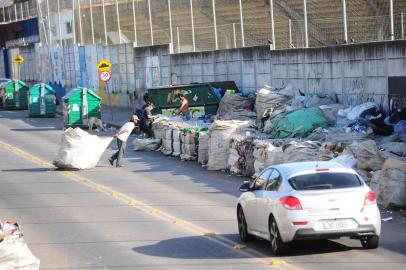  CAXIAS DO SUL, RS, BRASIL, 11/06/2019. Recicladores do bairro Euzébio Beltrão de Queiroz vão recolher, em até dois meses, o lixo que fica espalhado na Rua Cristóforo Randon, próximo ao Estádio Centenário. Material espalhado na Rua Cristóforo Randon tem gerado reclamações por prejudicar trânsito e atrair ratos. (Porthus Junior/Agência RBS)