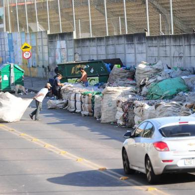  CAXIAS DO SUL, RS, BRASIL, 11/06/2019. Recicladores do bairro Euzébio Beltrão de Queiroz vão recolher, em até dois meses, o lixo que fica espalhado na Rua Cristóforo Randon, próximo ao Estádio Centenário. Material espalhado na Rua Cristóforo Randon tem gerado reclamações por prejudicar trânsito e atrair ratos. (Porthus Junior/Agência RBS)