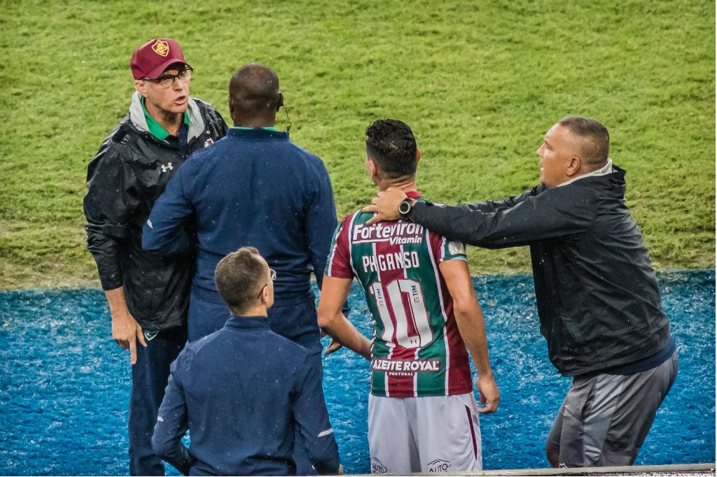 Em jogo marcado por confusão e expulsões, Grêmio bate o Avenida