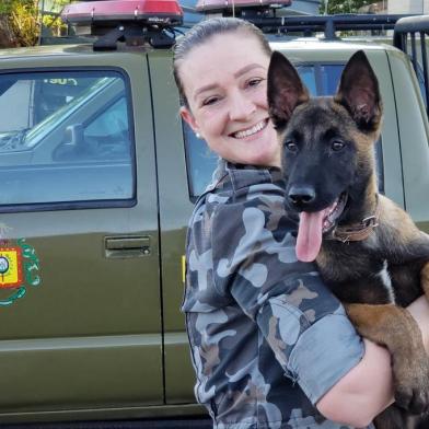 Na foto a Soldado Ana Kaufmann e o cão de três meses, Boris. 