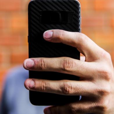  Thiago Goularte tem uso precavido da internet. Não usa webcam nem microfone no computador, evita permitir acesso de aplicativos a recursos do celular dele. (FOTO: TIAGO GHIZONI/DIÁRIO CATARINENSE - FLORIANÓPOLIS, SANTA CATARINA, BRASIL - 12/04/2018)