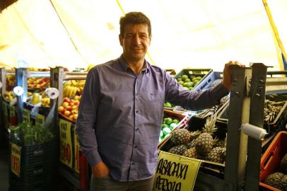  PORTO ALEGRE, RS, BRASIL, 25-09-2019: Feira de rua do mercado Carnetti, no bairro Sarandi. Na foto, diretor do mercado, Itamar Lorenzatto (FOTO FÉLIX ZUCCO/AGÊNCIA RBS, Editoria de Notícias).