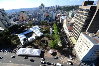  CAXIAS DO SUL, RS, BRASIL, 26/09/2019. Últimos preparativos para a abertura da 35ª Feira do Livro de Caxias do Sul, que acontece de 27/09 até 13/10, na Praça Dante Aliguieri. O tema deste ano é Você é o que você lê. Vista aérea da Feira do Livro. (Porthus Junior/Agência RBS)