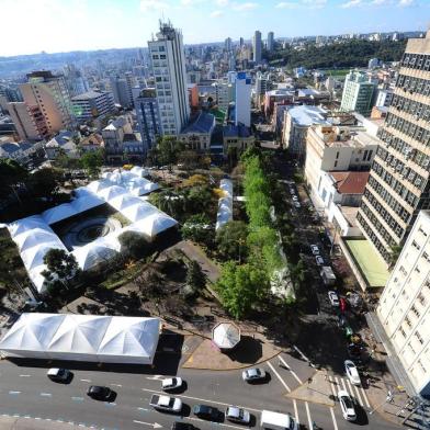  CAXIAS DO SUL, RS, BRASIL, 26/09/2019. Últimos preparativos para a abertura da 35ª Feira do Livro de Caxias do Sul, que acontece de 27/09 até 13/10, na Praça Dante Aliguieri. O tema deste ano é Você é o que você lê. Vista aérea da Feira do Livro. (Porthus Junior/Agência RBS)