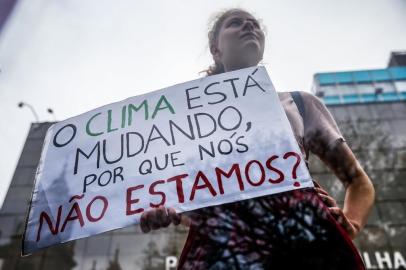  PORTO ALEGRE, RS, BRASIL - 27/09/2019Fridays for Future Porto Alegre reúne grupo em frente ao Palácio Farroupilha. Na foto, Elisa Fink