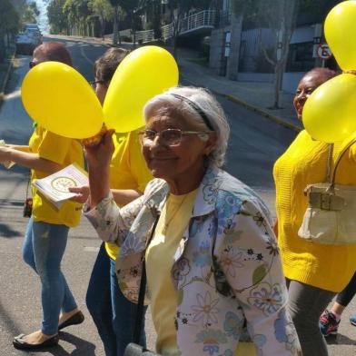 Uma ação organizada pela Organização Não-Governamental (ONG) Participatório da Juventude vai encerrar oficialmente as atividades alusivas ao Setembro Amarelo promovidas ao longo do mês pelo Centro de Valorização da Vida (CVV) e pelo Diretório Acadêmico (DA) do curso de Psicologia da Faculdade da Serra Gaúcha (FSG) em Caxias do Sul. A caminhada Todos pela Vida ocorre neste sábado (28), com concentração prevista para as 8h30min, em frente ao pórtico da prefeitura. A saída ocorre às 9h, rumo à sede da FSG, onde os participantes serão recebidos com uma palestra a respeito da campanha, que tem como mote a prevenção ao suicídio._A ação visa promover a conscientização e dar visibilidade para as questões referentes à saúde mental que são aplicadas durante o Setembro Amarelo, encerrando as atividades das instituições envolvidas_ explica Maxwel Abreu , presidente da ONG organizadora.Este será o segundo ano de realização da caminhada. Segundo Abreu, em 2018, mais de 200 pessoas participaram da atividade.