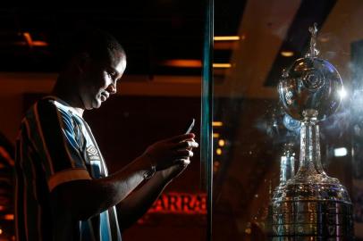  PORTO ALEGRE, RS, BRASIL - 27/09/2019Taça da Libertadores está exposta no Barra Shopping. Na foto, Cristiane Rodrigues, 45 anos