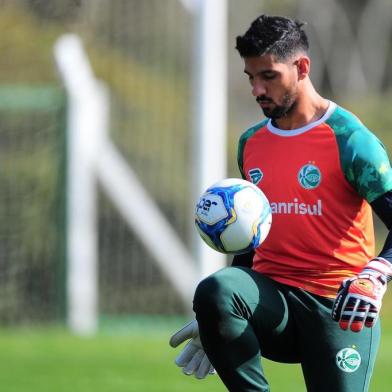  CAXIAS DO SUL, RS, BRASIL, 27/08/2019. Treino do Juventude no CT. O Ju se prepara para o primeiro jogo das quartas-de-final da série C do Campeonato Brasileiro. Na foto, goleiro Marcelo Carné. (Porthus Junior/Agência RBS)