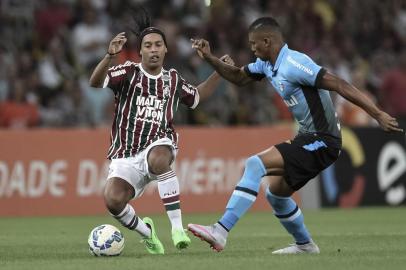 FLUMINENSE X GRÊMIO RJ - BRASILEIRÃO/FLUMINENSE X GRÊMIO  - ESPORTES - Ronaldinho Gaúcho (e) estreia pelo Fluminense em partida contra o   Grêmio, válida pela 16ª rodada do Campeonato Brasileiro 2015, no   Estádio do Maracanã, no Rio de Janeiro, neste sábado.   01/08/2015 - Foto: JORGE RODRIGUES/ELEVEN/ESTADÃO CONTEÚDOEditoria: ESPORTESLocal: RIO DE JANEIROIndexador: JORGE RODRIGUESFotógrafo: ELEVEN