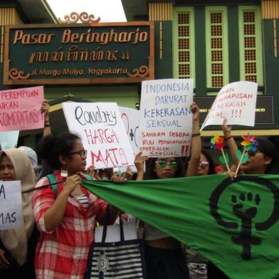 Jacarta (Indonésia) The Jakarta PostAbuso sexual no campus: 174 vítimas na Indonésia se manifestamDe 13 de fevereiro a 28 de março, o Jakarta Post, Tirto.id e Vice Indonesia, colaborando entre si em um projeto chamado #NamaBaikKampus (ReputaçãoDoCampus) recolheram 207 testemunhos de violência em universidades, dos quais 174 foram alegações de assédio sexual.NamaBaikKampus_foto:Caption: Women and men march on International Womens Day in Yogyakarta on March 8. Source: The Jakarta Post/Bambang Muryanto