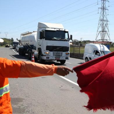  PORTO ALEGRE, RS, BRASIL, 24/09/2019- Pelo segundo dia seguido, obras na BR-386 complicam trânsito entre Nova Santa Rita e Canoas . (FOTOGRAFO: FERNANDO GOMES / AGENCIA RBS)