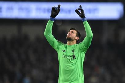  Liverpools Brazilian goalkeeper Alisson Becker celebrates their first goal during the English Premier League football match between Manchester City and Liverpool at the Etihad Stadium in Manchester, north west England, on January 3, 2019. (Photo by Oli SCARFF / AFP) / RESTRICTED TO EDITORIAL USE. No use with unauthorized audio, video, data, fixture lists, club/league logos or live services. Online in-match use limited to 120 images. An additional 40 images may be used in extra time. No video emulation. Social media in-match use limited to 120 images. An additional 40 images may be used in extra time. No use in betting publications, games or single club/league/player publications. / Editoria: SPOLocal: ManchesterIndexador: OLI SCARFFSecao: soccerFonte: AFPFotógrafo: STR