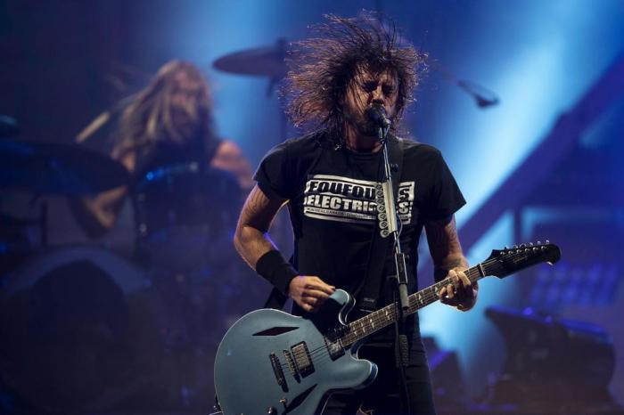 Músico de rock toca música no palco guitarrista roqueiro se