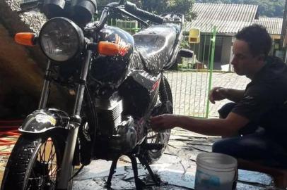 Ivan Marciano Vieiro, 24 anos, morreu após uma colisão entre motocicleta e caminhonete na RSC-453 em Garibaldi.