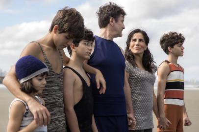 Éramos Seis: Isabel (Maju Lima), Carlos (Xande Valois), Julinho (Davi de Oliveira), Júlio (Antonio Calloni), Lola (Gloria Pires) e Alfredo (Pedro Sol).