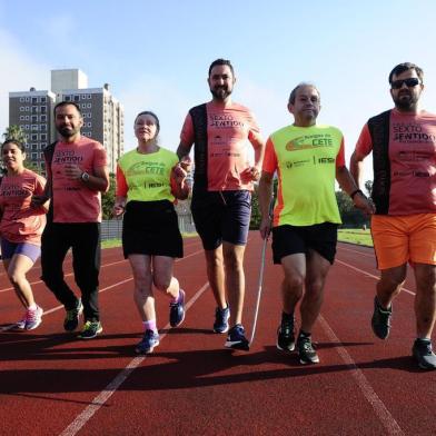  PORTO ALEGRE, RS, BRASIL, 30/09/2019- Cegos maratonistas e seus guias nas corridas.  Moradores da região metropolitana correm junto a deficientes visuais em maratonas por todo o RS. Na foto-Da esquerda pra direita: Thais Furtado Gonçalves, Luciano Stankowski, Vera Luisa Bergamo, Fabio, Oneide de Souza Figueiredo, Mateus. (FOTOGRAFO: RONALDO BERNARDI / AGENCIA RBS)