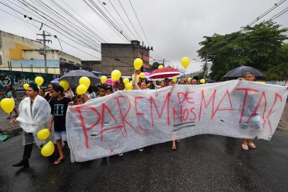 Protestors make their way to the funeral of eight-year-old Agatha Sales Felix, who was killed by a stray bullet during a police operation at the Alemao complex slum, in Rio de Janeiro, Brazil, on September 22, 2019. - Felix died during a confrontation between alleged drug traffickers and police officers on September 21. (Photo by Carl DE SOUZA / AFP)