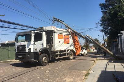 Um caminhão da coleta domiciliar de lixo atingiu a fiação elétrica e derrubou um poste na Lomba do Pinheiro, em Porto Alegre