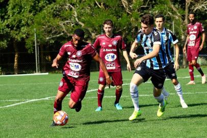 O Caxias foi derrotado pelo time de transição do Grêmio. O jogo válido pela Copa Seu Verardi ocorreu no CT Hélio Dourado. Na foto, o meia Andrews (com a bola)