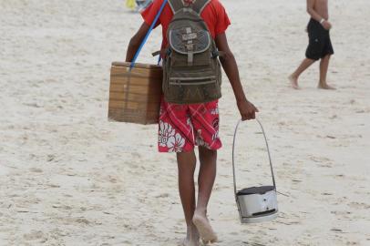  FLORIANOPOLIS, SC, BRASIL - 22/12/2015Conexao verao na praia Brava. Na foto, trabalho infantil na praiaIndexador: Marco Favero
