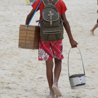  FLORIANOPOLIS, SC, BRASIL - 22/12/2015Conexao verao na praia Brava. Na foto, trabalho infantil na praiaIndexador: Marco Favero