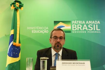  Quinze Estados e o Distrito Federal aderiram ao modelo de escolas cívico-militares proposto pelo Ministério da Educação (MEC), anunciou, nesta terça-feira (1º), o ministro Abraham Weintraub. Como já havia sido confirmado, o Rio Grande do Sul vai participar indicando duas escolas, uma de Caxias do Sul, na serra, e outra de Alvorada, na Região Metropolitana. As instituições, no entanto, ainda não foram definidas.