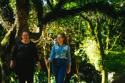  PORTO ALEGRE, RS, BRASIL - 01/07/2019Diário do Enem - Anna Carolina Schneider gosta de caminhar no Parcão com sua mãe para aliviar a tensão pré-Enem