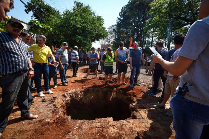 Buraco aberto no calçamento atraiu curiosos