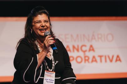 Luiza Trajano.Porto Alegre foi palco da quarta edição do Seminário de Governança Corporativa , que trouxe grandes nomes do empresariado brasileiro para o seminário que aconteceu na última sexta-feira. Personalidades como Jorge Gerdau Johannpeter , membro do Grupo de Controle da Gerdau; Beatriz Johannpeter , consultora e membro da família Gerdau Johannpeter; Luiza Helena Trajano , presidente do conselho de administração do Magazine Luiza; Nelson Pacheco Sirotsky , presidente da Maromar Investimentos e membro do conselho do Grupo RBS; e Ricardo Setubal , presidente do conselho de administração do Instituto Brasileiro de Governança Corporativa (IBGC). Leonardo Wengrover , Coordenador Geral do IBGC Capítulo Sul foi o anfitrião do evento e recebeu os convidados e painelistas no Teatro da Unisinos , em um dia inteiro de palestras. O seminário que iniciou com a apresentação da Orquestra Villa-Lobos , abordou a importância da adoção das boas práticas de governança para um público formado por agentes integrantes desse ecossistema , incluindo acionistas , herdeiros , diretores , conselheiros e demais stakeholders.