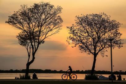  PORTO ALEGRE, RS, BRASIL - 2019.10.01 - Dia quente, com 36 graus e sensação de 38, em Porto Alegre. (Foto: ANDRÉ ÁVILA/ Agência RBS)Indexador: Andre Avila