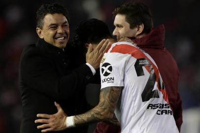  River Plates coach Marcelo Gallardo (L) celebrates with player Enzo Perez after defeating Boca Juniors 2-0 in the all-Argentine Copa Libertadores semi-final first leg football match at the Monumental stadium in Buenos Aires, on October 1, 2019. (Photo by Alejandro PAGNI / AFP)Editoria: SPOLocal: Buenos AiresIndexador: ALEJANDRO PAGNISecao: soccerFonte: AFPFotógrafo: STR