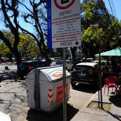  PORTO ALEGRE,RS,BRASIL.2019,09,26.Vagas para idosos na area azul, na Rua José do Patrocinio,está ocupada com containers do DMLU.(RONALDO BERNARDI/AGENCIA RBS).