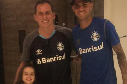 Pai e filha tiram foto com Luan no hotel da concentração para Grêmio e Flamengo pela Libertadores