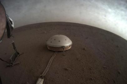  Coloque os fones de ouvido e prepare-se para ouvir os primeiros sons relacionados a atividades sísmicas em Marte capturados pela sonda InSight. Divulgadas nesta terça-feira (1º) pela Agência Espacial Americana (Nasa), as gravações reproduzem os ruídos de dois martemotos, registrados em maio e julho deste ano. Na foto, divulgada em 1 de maio de 2019, a sonda InSight.